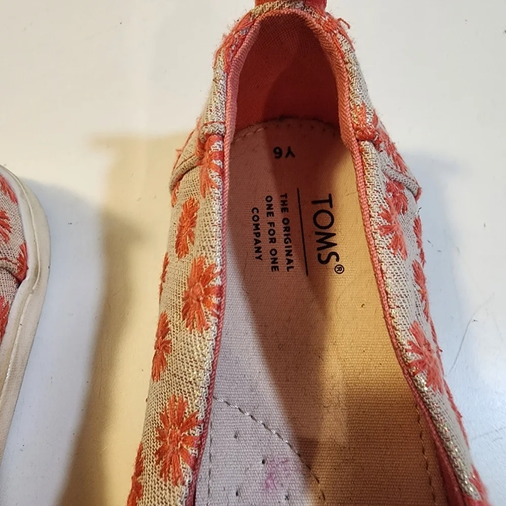 TOMS Floral Embroidered Slip-On Espadrilles Size Y6 Futs 8.5